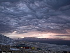 格陵兰岛天空现“末世景